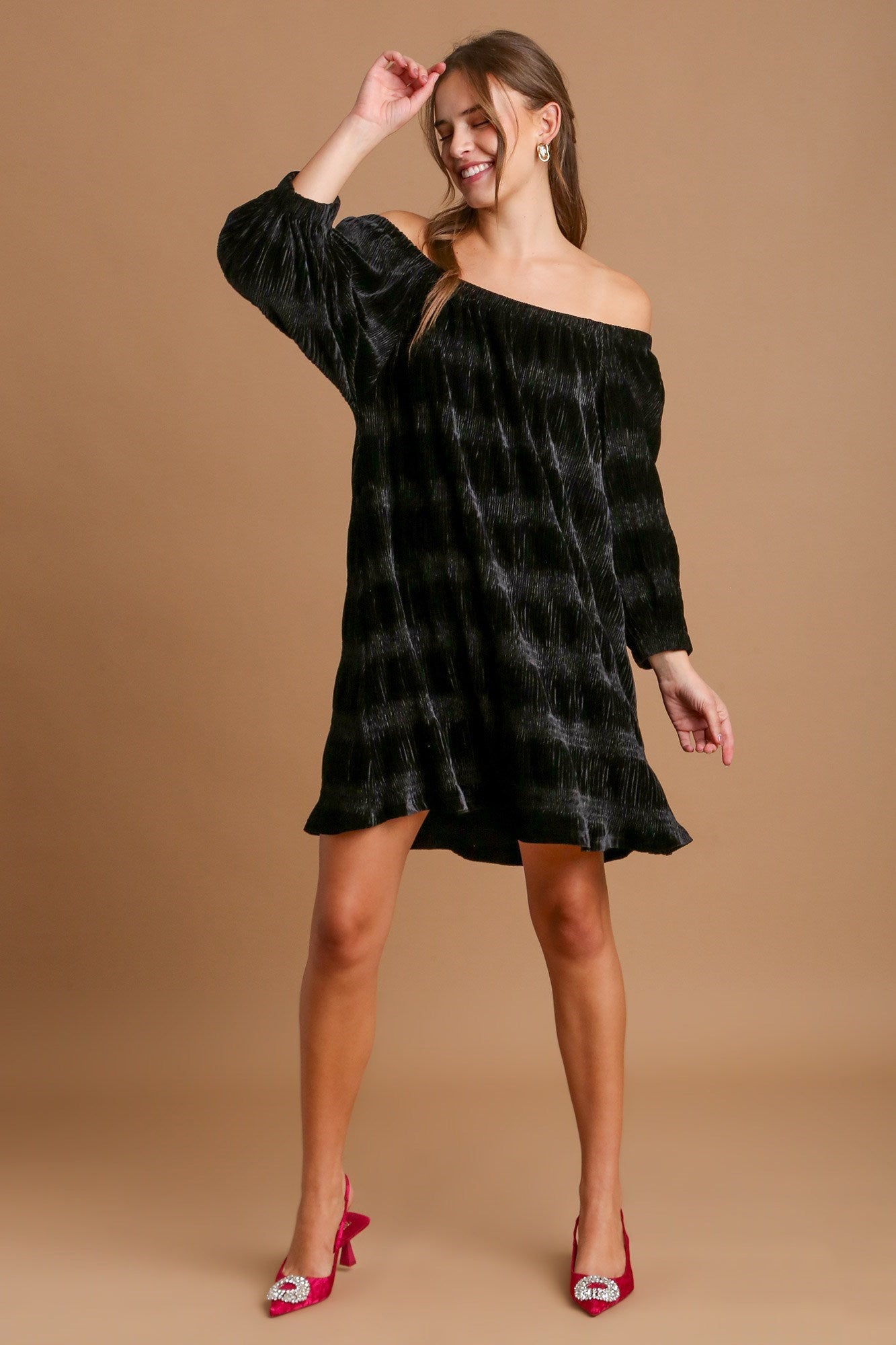 Off-Shoulder Balloon Sleeve Velvet Mini Dress – Glamorous Off-Shoulder Design, Playful Balloon Sleeves, Luxurious Velvet Fabric, Elegant & Sexy Mini Dress for Parties and Date Nights